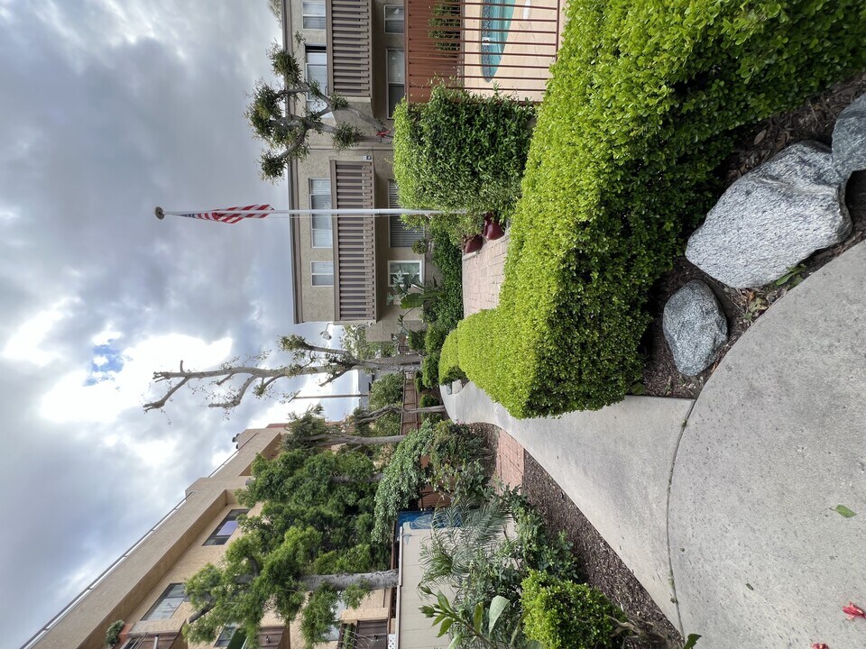 Alpine Terrace Apartments in Canoga Park, CA - Foto de edificio