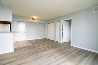 816 NW 11th St, Unit 1006 in Miami, FL - Foto de edificio - Building Photo