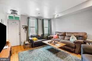 633 Hoffman St in Philadelphia, PA - Building Photo