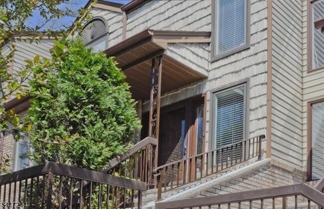 32 Averell Dr in Morris Plains, NJ - Foto de edificio - Building Photo