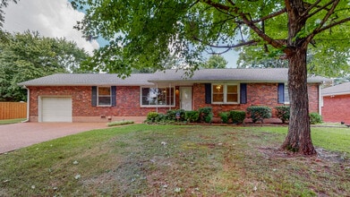 203 Donelson Hills Dr in Nashville, TN - Foto de edificio - Building Photo
