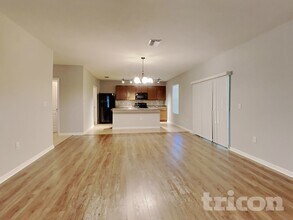 3799 Crossline Dr in Spring Hill, FL - Foto de edificio - Building Photo