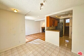 5800 Owensmouth Ave in Los Angeles, CA - Building Photo - Building Photo