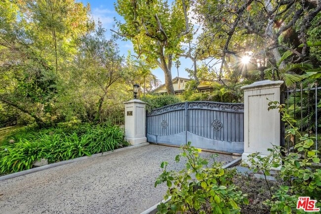 829 Whittier Dr in Beverly Hills, CA - Building Photo - Building Photo