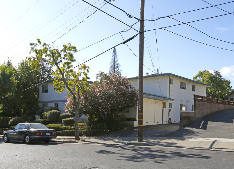 130 Towne Ter in Los Gatos, CA - Foto de edificio