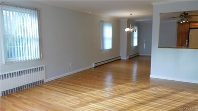 10 S Nauraushaun Rd in Pearl River, NY - Building Photo - Building Photo