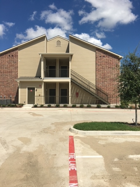 The Oaks Apartments in Kaufman, TX - Building Photo