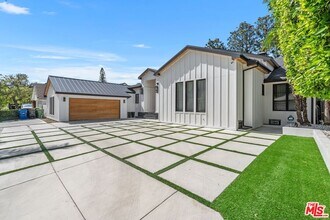 16015 Valley Wood Rd in Los Angeles, CA - Foto de edificio - Building Photo