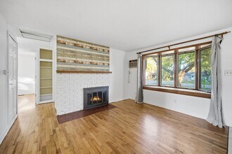 212 N Knollwood Dr in Wheaton, IL - Foto de edificio - Building Photo