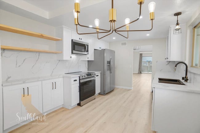 40002 Village 40 in Camarillo, CA - Building Photo - Building Photo