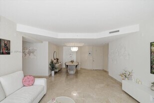 801 Brickell Key Blvd, Unit 409 in Miami, FL - Building Photo