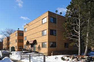 Arbor Court Apartments in Wheeling, IL - Building Photo - Building Photo