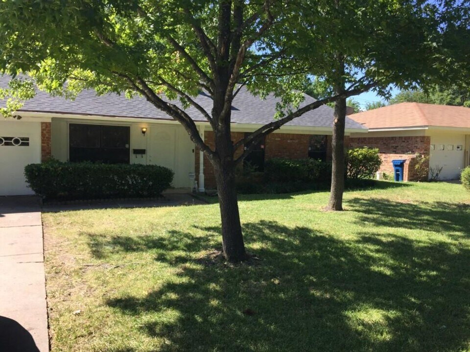818 Quinette Dr in Seagoville, TX - Building Photo