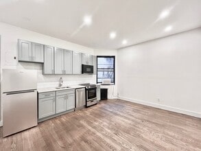 45 Tiemann Pl in New York, NY - Foto de edificio - Building Photo