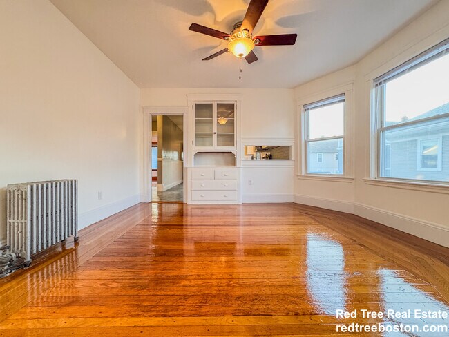 567 Riverside Ave, Unit 2 in Medford, MA - Foto de edificio - Building Photo