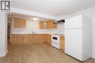 129 Hazelglen Dr in Kitchener, ON - Building Photo - Building Photo