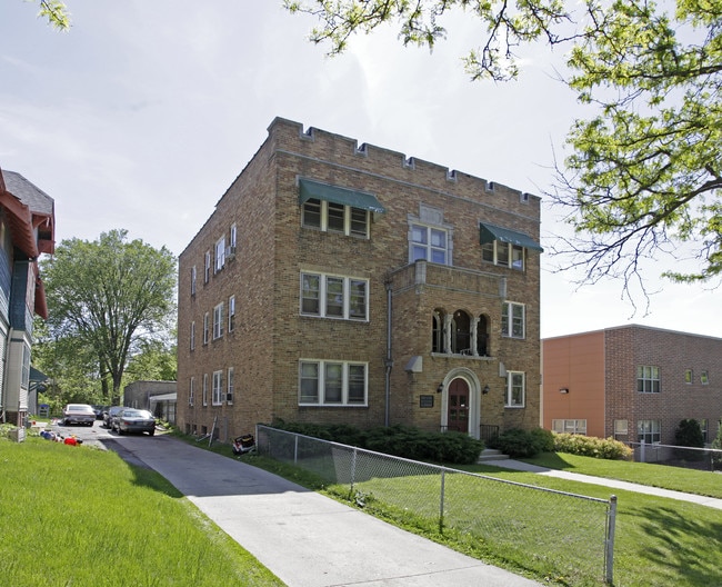 4260 W Highland Blvd in Milwaukee, WI - Building Photo - Building Photo