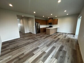 2402 Leonard Ln in Lebanon, OR - Building Photo - Building Photo