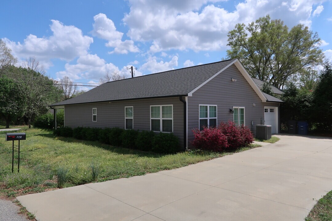 210 Orch Pk Ln in Winston-Salem, NC - Building Photo