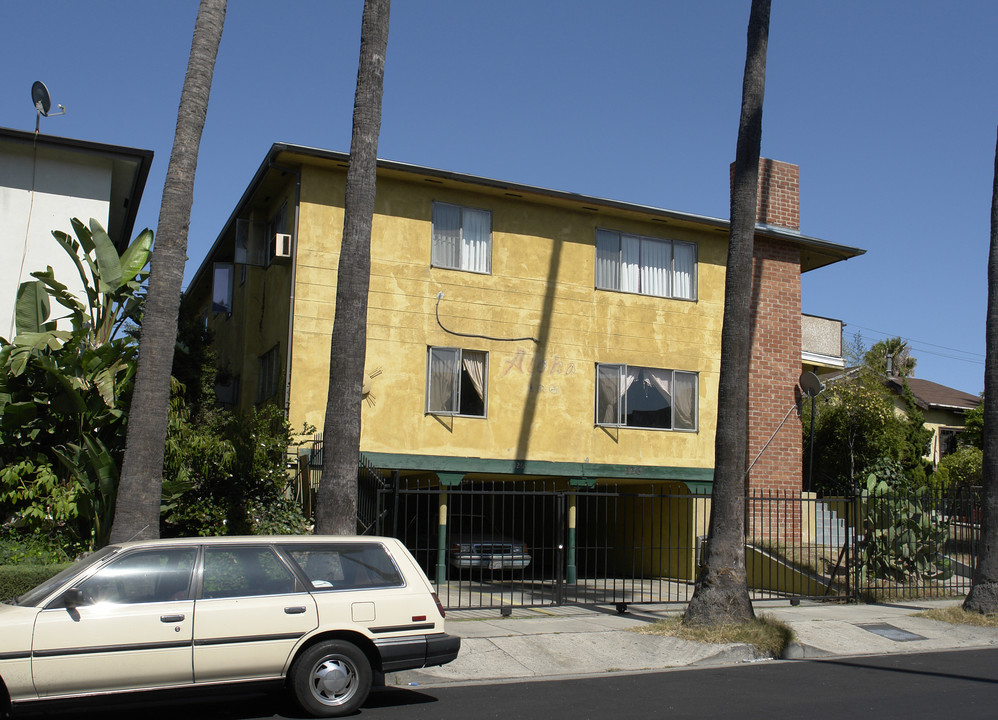 126 S Manhattan Pl in Los Angeles, CA - Building Photo