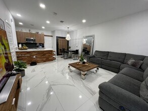 8323 NW 49th St in Doral, FL - Building Photo - Building Photo