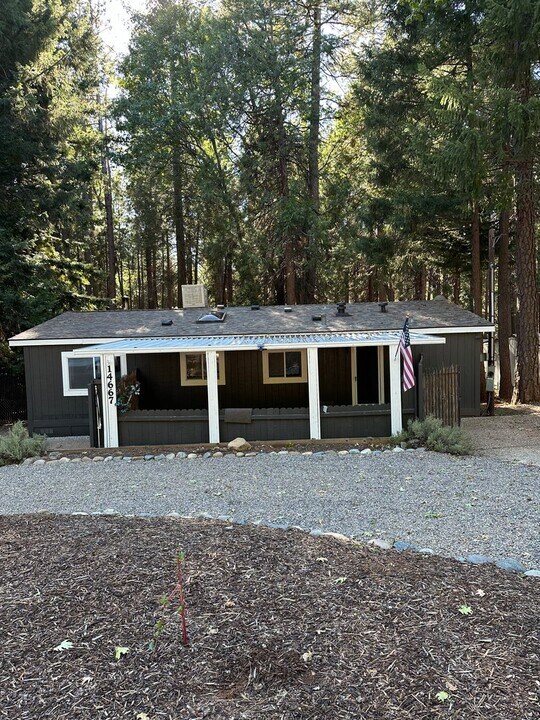 14667 Bridgeport Cir in Magalia, CA - Building Photo