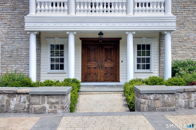 637 Valley Rd in New Canaan, CT - Building Photo - Building Photo