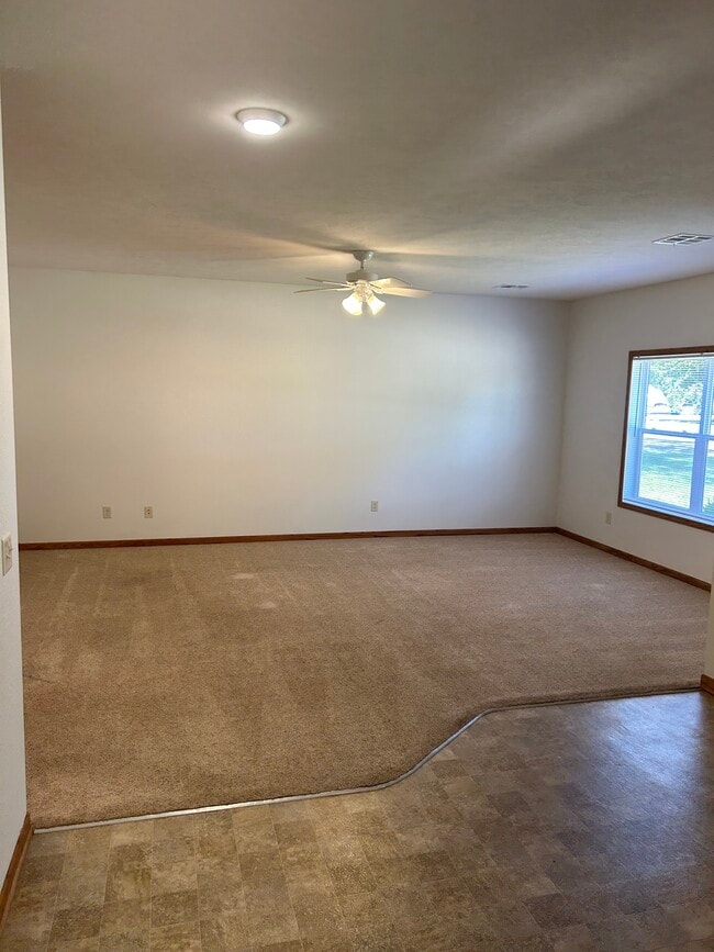 302 E 8th St in Minneapolis, KS - Building Photo - Building Photo