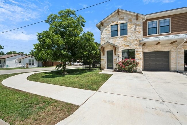 1701 Pine St in Georgetown, TX - Building Photo - Building Photo
