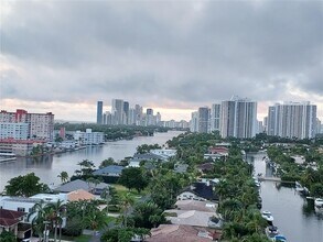 137 Golden Isles Dr in Hallandale Beach, FL - Foto de edificio - Building Photo