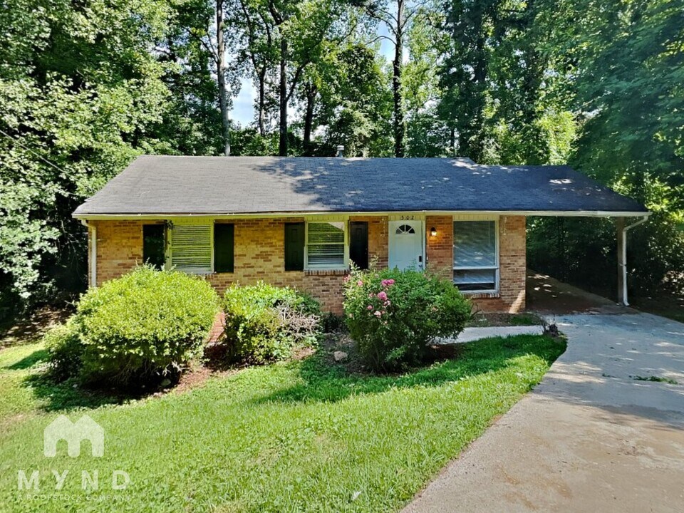 502 Fairlane Cir NW in Atlanta, GA - Building Photo