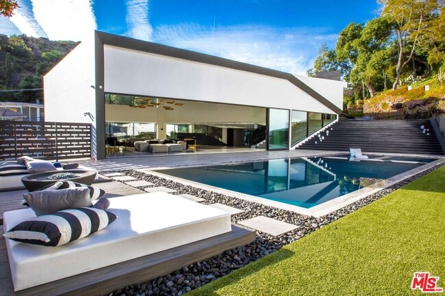 2210 Bowmont Dr in Beverly Hills, CA - Building Photo - Building Photo