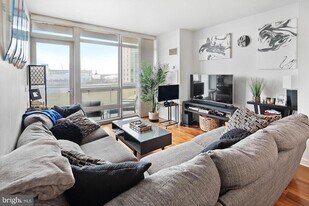 901 N Penn St, Unit F508 in Philadelphia, PA - Building Photo