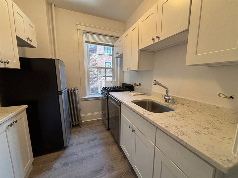 22 Myrtle St, Unit 5 in Boston, MA - Building Photo