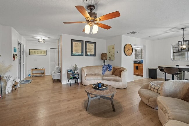 404 Pine Tree Ct in Atlantis, FL - Building Photo - Building Photo