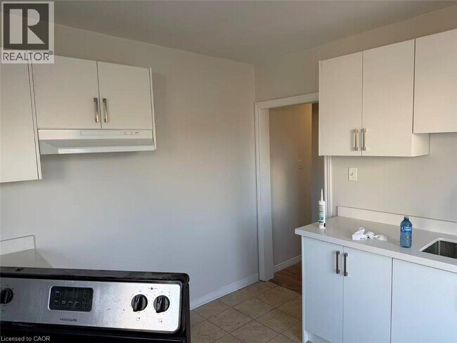 210 Parkdale Ave N in Hamilton, ON - Building Photo - Building Photo