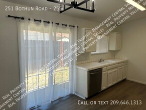 251 Bothun Rd in Turlock, CA - Building Photo - Building Photo