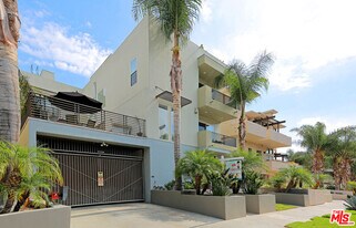 11851 Laurelwood Dr in Los Angeles, CA - Building Photo