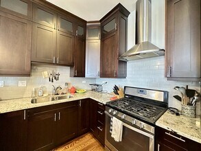 2338 W Grand Ave, Unit 2 in Chicago, IL - Building Photo - Building Photo