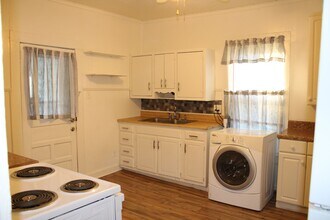 94 E French Broad St in Brevard, NC - Building Photo - Building Photo