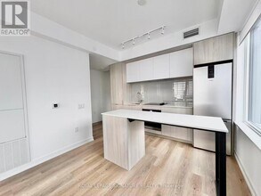 395 Square One Dr in Mississauga, ON - Building Photo - Building Photo