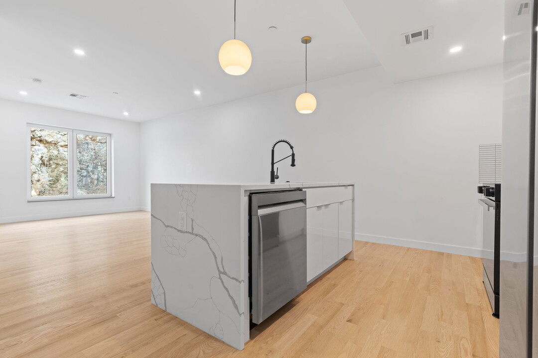 122 Washington St, Unit 10 in Weymouth, MA - Building Photo
