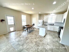 11962 Longfellow Ranch-Unit -4 in San Antonio, TX - Building Photo - Building Photo