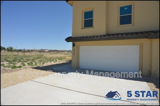 806 TS Daniel Cadena Dr in Socorro, TX - Foto de edificio - Building Photo