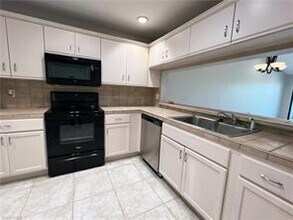 1211 Commonwealth Cir-Unit -C-203 in Naples, FL - Foto de edificio - Building Photo