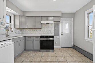 28 Candle Ln in Levittown, NY - Building Photo - Building Photo