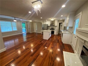 105 Paris Ln in Marietta, GA - Foto de edificio - Building Photo