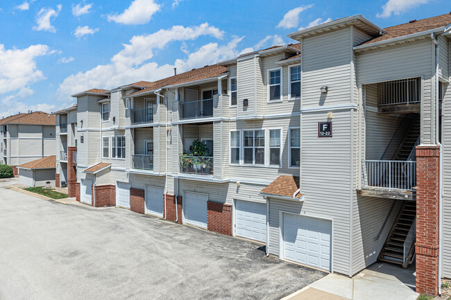 Brickyard Apartments in Bloomington, IL - Building Photo - Building Photo