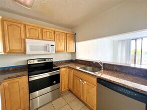 8185 NW 7th St in Miami, FL - Foto de edificio - Building Photo