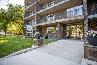 Sun Ray Manor in Windsor, ON - Building Photo - Building Photo
